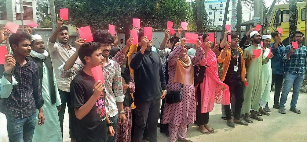 বাউফলে বৈষম্যবিরোধী শিক্ষার্থীদের লাল কার্ড প্রদর্শন মিছিল!