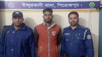 পিরোজপুরে বাবাকে খুন করতে না পেরে মাকে বেঁধে ঘরে আগুন দিলো ছেলে
