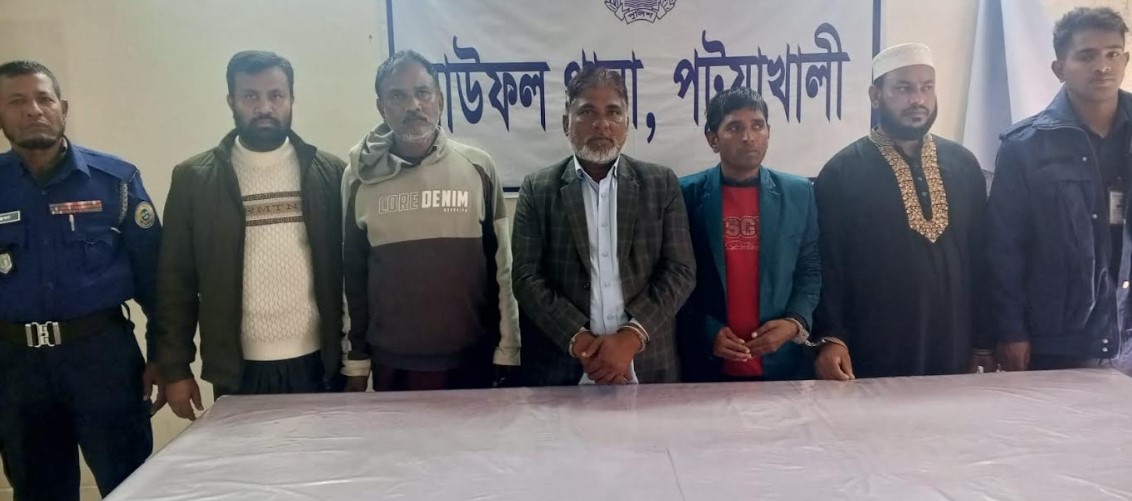 বাউফলে অপারেশন ডেবিল হান্ট অভিযানে আ.লীগের ৫ নেতাকর্মী গ্রেপ্তার