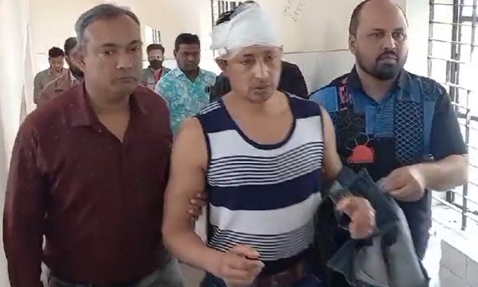 টেন্ডার নিয়ে মারামারি, ভিডিও ধারণ করায় সাংবাদিককে কুপিয়ে জখম