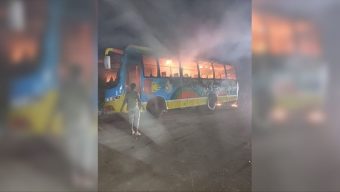 গভীর রাতে থেমে থাকা বাসে আগুন, হেলপারর মৃত্যু