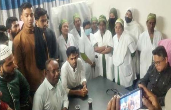 গৌরনদীতে স্বাস্থ্য কর্মকর্তার অপসারনের দাবিতে বিক্ষোভ