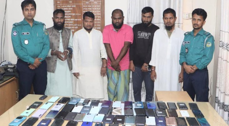 বরিশালে মাহফিলে চুরি, চক্রের ৫ সদস্যের কাছে মিলল ৬৪ মোবাইল ফোন