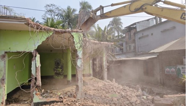পটুয়াখালীতে সরকারি খালে আওয়ামী লীগ অফিস, গুঁড়িয়ে দিয়েছে প্রশাসন
