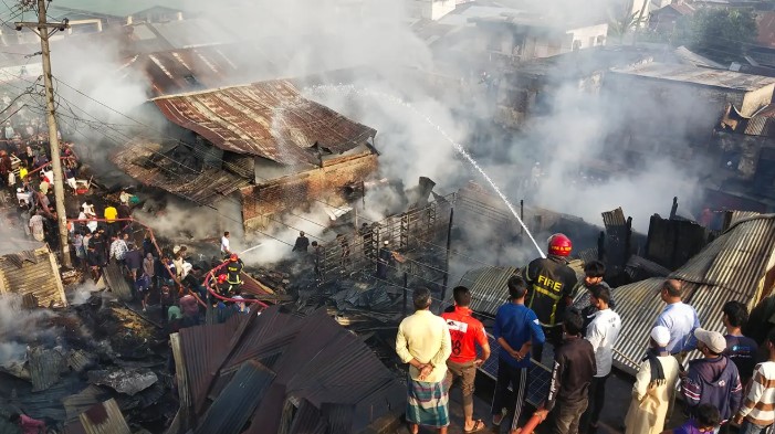পিরোজপুরের মাছ বাজারে ভয়াবহ অগ্নিকাণ্ড, পুড়ল ৪০ দোকান