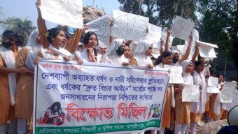 দেশজুড়ে ধর্ষণ ও নারী সহিংসতার প্রতিবাদে বানারীপাড়ায় শিক্ষার্থীদের বিক্ষোভ মিছিল-সমাবেশ