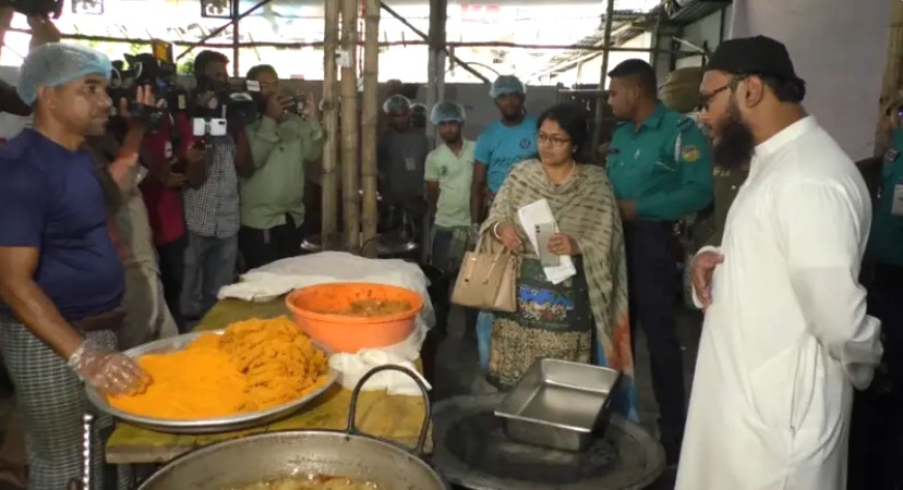 বরিশালে ইফতার সামগ্রীর দোকানে অভিযান
