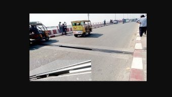 দপদপিয়া সেতুর দুই স্প্যানের মাঝখানের লোহার পাত খুলে নিয়েছে দুর্বৃত্তরা