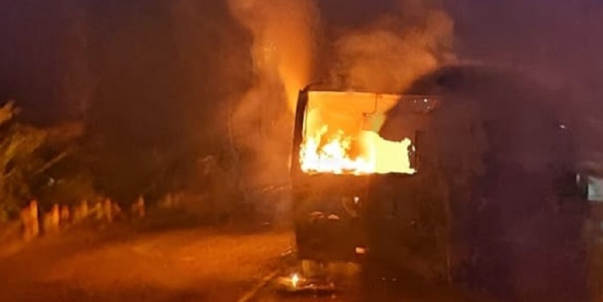 বরিশালে বাসচাপায় শিশুর মৃত্যু, ক্ষোভে বাসে আগুন দিলো জনতা