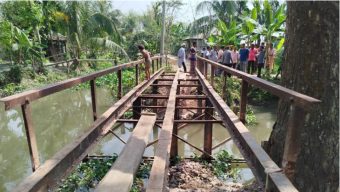 পিরোজপুরে ব্রিজের রড খুলে নিলেন বিএনপি নেতা