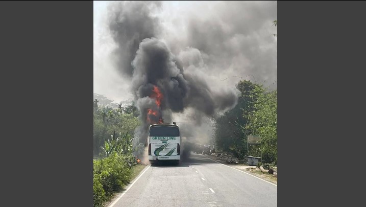 ব‌রিশা‌লে গ্রিন লাইন পরিবহনের চলন্ত বাসে আগুন