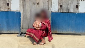 বরগুনায় স্ত্রী ও সন্তানের স্বীকৃতির দাবিতে স্বামীর বাড়িতে গৃহবধূর অনশন