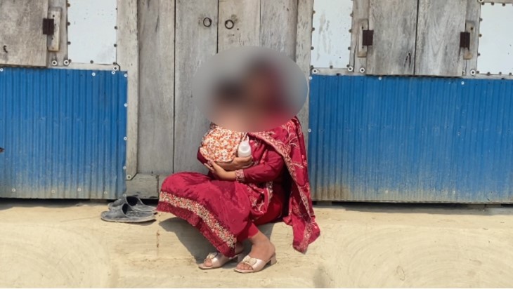 বরগুনায় স্ত্রী ও সন্তানের স্বীকৃতির দাবিতে স্বামীর বাড়িতে গৃহবধূর অনশন