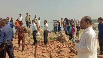 বাউফলে ৪টি ইটভাটা গুড়িয়ে দিয়েছে ভ্রাম্যমান আদালত