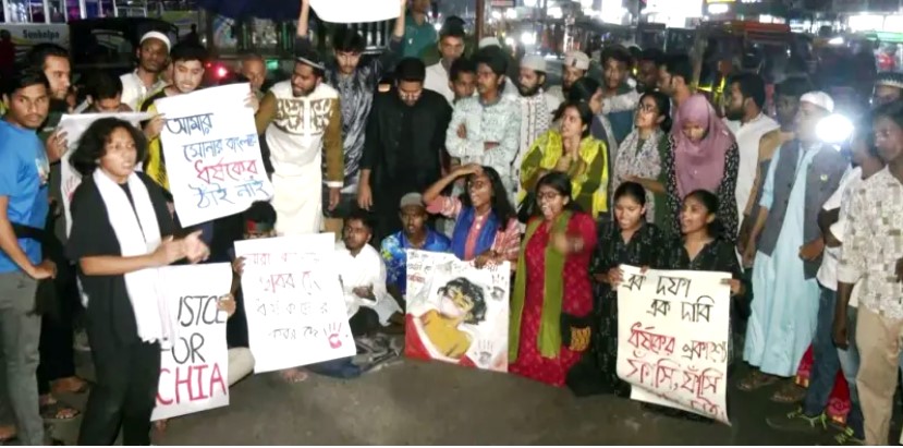 ধর্ষকদের শাস্তির দাবিতে মশাল মিছিল ও বিক্ষোভে ফের উত্তাল বরিশাল