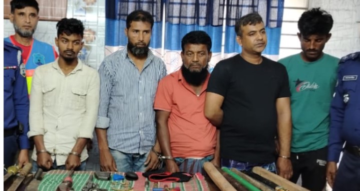 বরিশালে নদী থেকে যুবলীগ নেতাসহ ৫ ডাকাত আটক