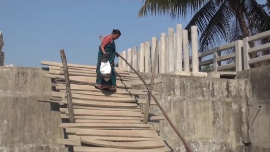 পিরোজপুরে ৪ কোটি টাকার সেতুতে উঠতে হয় মই বেয়ে