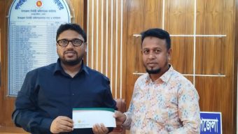 আগুনে ক্ষতিগ্রস্থ পরিবারের মাঝে নগদ অর্থ সহায়তা প্রদান করেন- ইউএনও রায়হান উজ্জামান