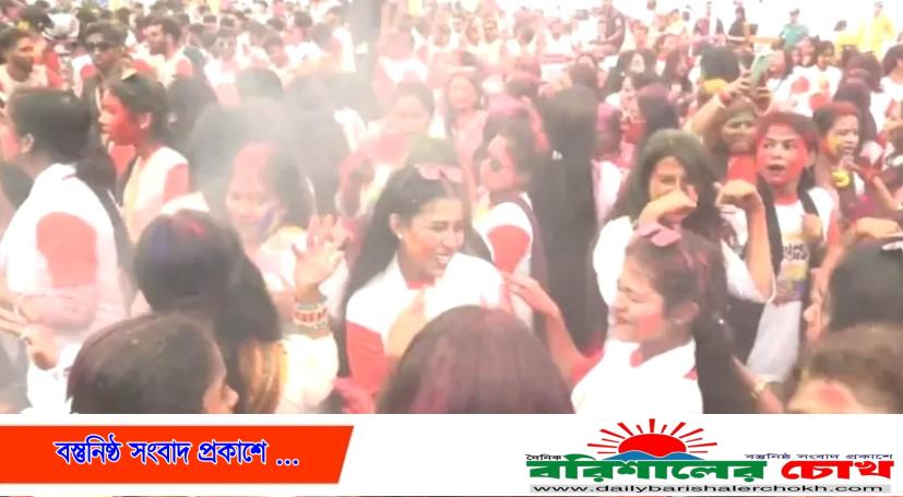 বরিশালে দোল উৎসব উদযাপন