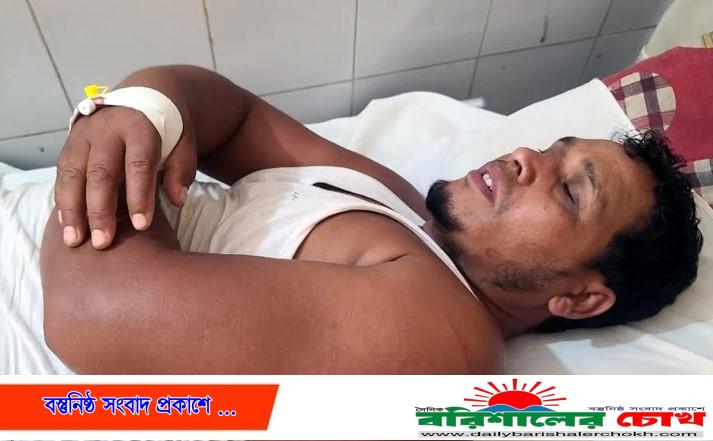 তজুমদ্দিনে ব্যবসায়ীকে কুপিয়ে জখম, হাসপাতালে ভর্তি