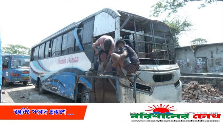বরিশালে ঈদকে সামনে রেখে পুরোনো বাস মেরামতের হিড়িক!