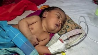 বরিশালে গভীর রাতে নবজাতককে সড়কে ফেলে গেলেন স্বজনরা