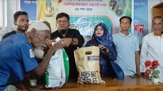মেহেন্দিগঞ্জে মানবকল্যান স্বেচ্ছাসেবী সংগঠনের পক্ষ থেকে ঈদ উপহার সামগ্রী বিতরণ