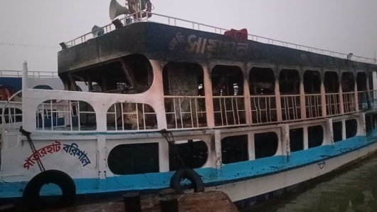 বরিশালে নোঙর করা লঞ্চ আগুনে অঙ্গার