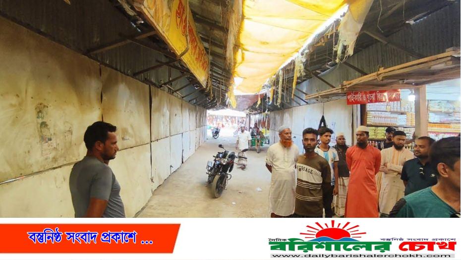 কুয়াকাটায় ১০ দোকানে তালা দিলেন বিএনপি নেতার ছেলেরা