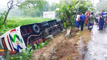 ঝালকাঠিতে নিয়ন্ত্রণ হারিয়ে সাকুরা পরিবহনের বাস খাদে, আহত ১৩