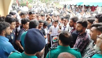 বরিশালে থানা ঘেরাও করে শিক্ষার্থীদের বিক্ষোভ