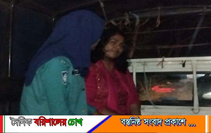 বরিশাল বিশ্ববিদ্যালয়ে নিষিদ্ধ সংগঠনের নেত্রীকে পুলিশে দিল ছাত্রদল