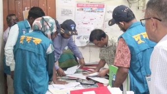 বরিশাল সাব-রেজিস্ট্রি অফিসে দুদকের অভিযান, সটকে পড়লেন জেলা রেজিস্ট্রার
