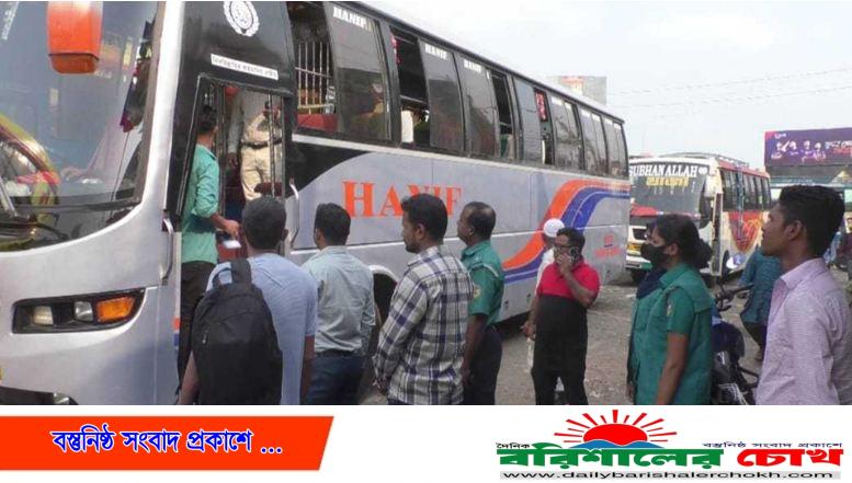 বরিশালে বাস টার্মিনালে মানুষের ঢল, চলছে ভাড়া নৈরাজ্য