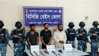 ভোলায় কোস্টগার্ডের অভিযানে অস্ত্র ও গুলিসহ আটক ৩