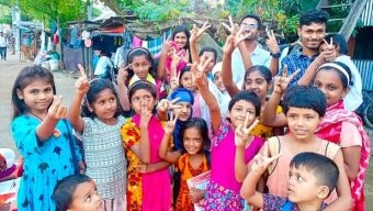 বরিশালে বঞ্চিত শিশুদের স্বপ্ন দেখাচ্ছে বিশ্ববিদ্যালয়ের একদল শিক্ষার্থী