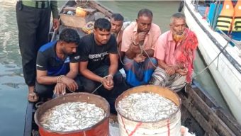 বরিশালে জাটকাসহ আটক ৫, আনসার সদস্য আহত