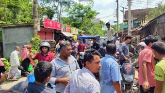 নলছিটিতে সড়ক সংস্কারের দাবিতে নলছিটি-দপদপিয়া সড়ক অবরোধ করেছে বিক্ষুদ্ধ জনতা