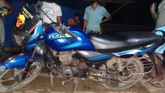 বাউফলে গ্রামবাসীর ডাক-চিৎকারে মোটরসাইকেল ফেলে পালিয়েছে ডাকাত দল