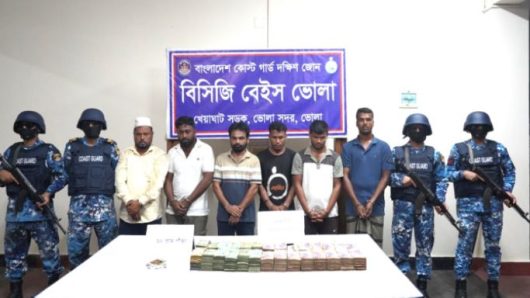 বরিশালে অবৈধ বালু উত্তোলন, ৮৯ ড্রেজার-বাল্কহেডসহ ৬ চাঁদাবাজ আটক