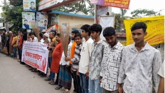 বাউফলে ইউএনও’র বিরুদ্ধে ছাত্র-জনতার ঝাড়ু মিছিল