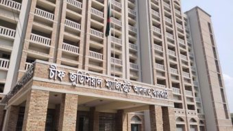 স্বামী সংসার করতে না চাওয়ায় আদালতে নিজের শরীরে আগুন দিয়ে গৃহবধূর আত্মহত্যার চেষ্টা  