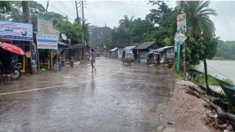 ঝালকাঠিতে ভারি বৃষ্টিপাত, বেড়েছে ভোগান্তি