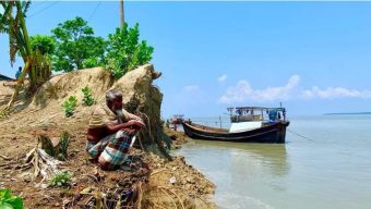 বরগুনায় বন্যা আতঙ্কে ভয় বাড়াচ্ছে দুর্বল বেড়িবাঁধ