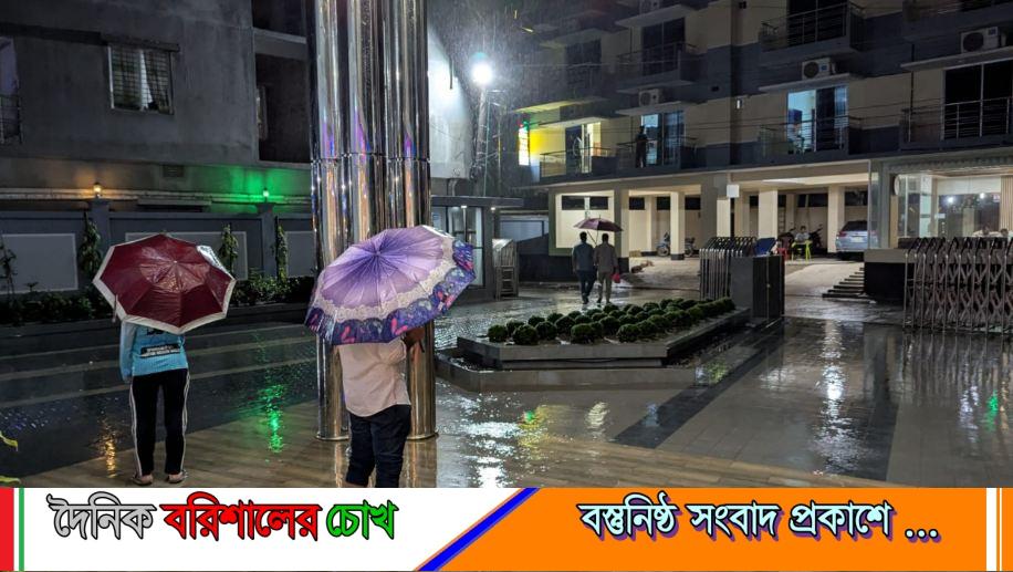 কুয়াকাটায় ভারী বর্ষণে হোটেলবন্দি পর্যটকরা, বাড়ল দুর্ভোগ