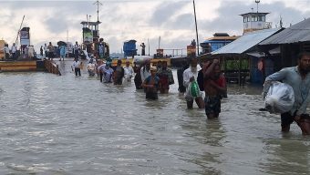 বরগুনায় নিম্নচাপের প্রভাবে তলিয়েছে ফেরিঘাটের গ্যাংওয়ে