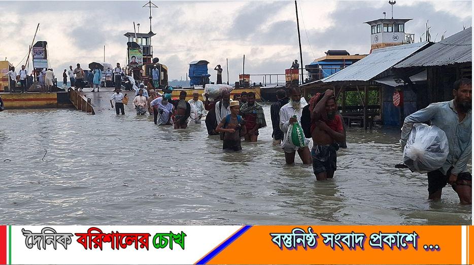 বরগুনায় নিম্নচাপের প্রভাবে তলিয়েছে ফেরিঘাটের গ্যাংওয়ে