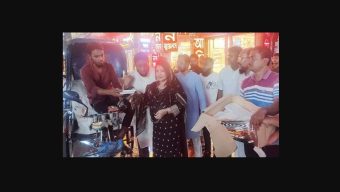 বরিশালে পথচারীদের মাঝে বিএনপি নেত্রীর খাবার বিতরণ