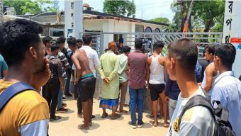 ঝালকাঠিতে কারারক্ষী পদে নিয়োগ বাতিলের দাবিতে জেলা প্রশাসক কার্যালয়ে বিক্ষোভ