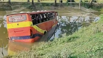 বরগুনায় যাত্রীবাহী বাস পুকুরে, অল্পের জন্য রক্ষা পেলেন যাত্রীরা